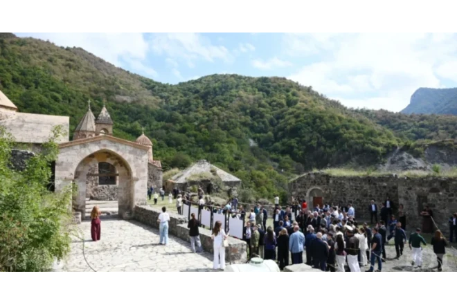 Xarici diplomatlar Gəncəsər Monastırında - YENİLƏNDİ/FOTOLAR
