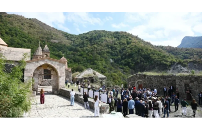 Xarici diplomatlar Gəncəsər Monastırında - YENİLƏNDİ/FOTOLAR