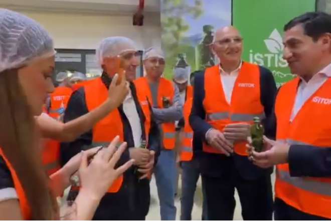 Hikmət Hacıyev İran səfiri ilə “İstisu” içdi - VİDEO