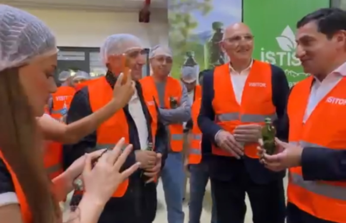 Hikmət Hacıyev İran səfiri ilə “İstisu” içdi - VİDEO