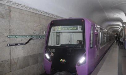 Metroda nə baş verir? Sərnişinlər qatarlardan düşürülür - YENİLƏNİB