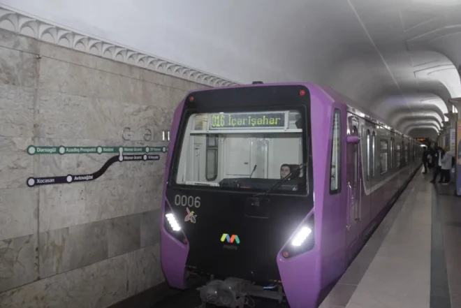Metroda nə baş verir? Sərnişinlər qatarlardan düşürülür - YENİLƏNİB