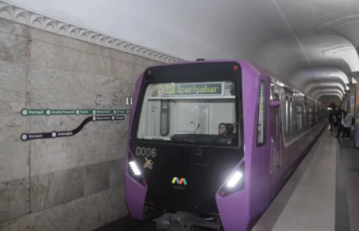 Metroda nə baş verir? Sərnişinlər qatarlardan düşürülür - YENİLƏNİB