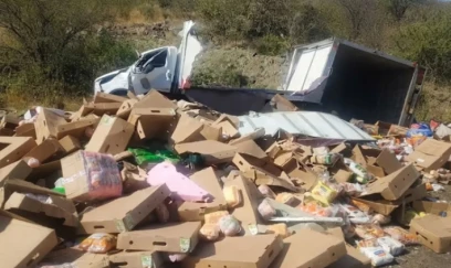 Yük maşını aşdı, toyuqlar yola dağıldı 