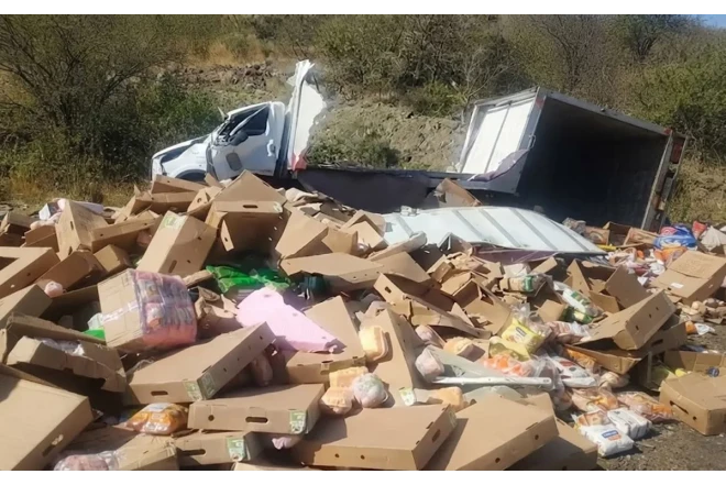 Yük maşını aşdı, toyuqlar yola dağıldı 