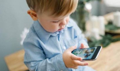 Psixoloqdan valideynlərə xəbərdarlıq: Telefon uşağı belə dəyişir