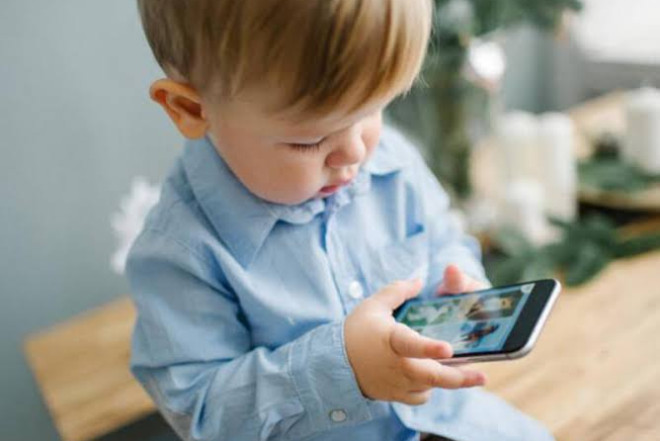 Psixoloqdan valideynlərə xəbərdarlıq: Telefon uşağı belə dəyişir
