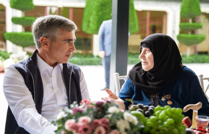 Anar Ələkbərov şəhid anaları ilə görüşüb 