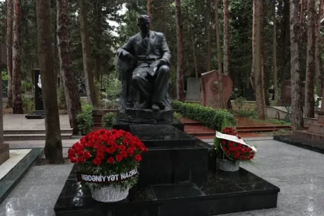 Üzeyir bəyin məzarı ziyarət edildi