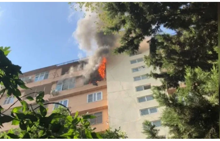 Bakıda yaşayış binasında yanğın - VİDEO- YENİLƏNDİ