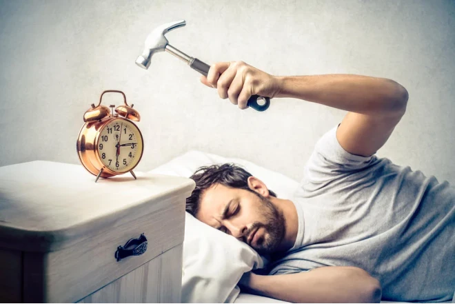 8 saatdan çox yatmaq adamı qocaldır 