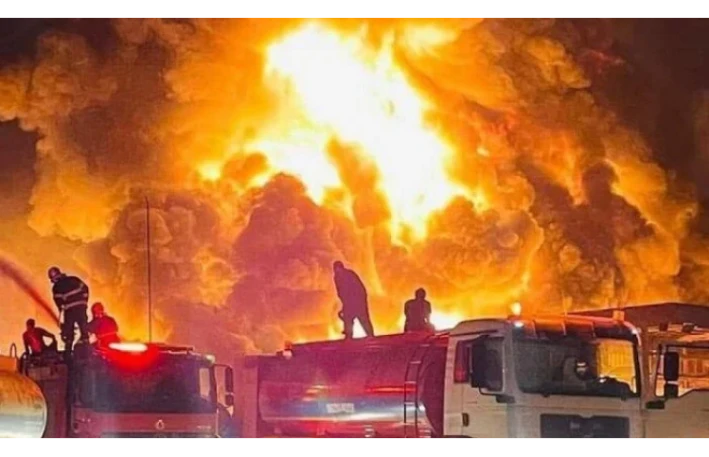 Bakıda yaşayış binası yanır 