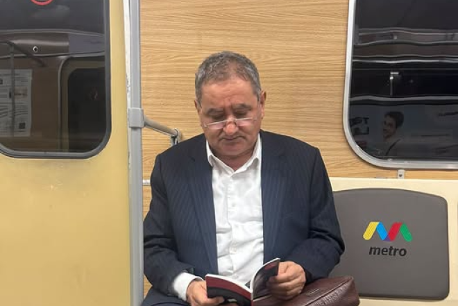 Etibar Əliyev metroda kitab oxudu: “Hegeli də oxuyub başa düşmək olar”