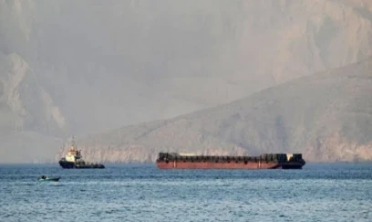 Hörmüz boğazından keçən gəmi vurulub 