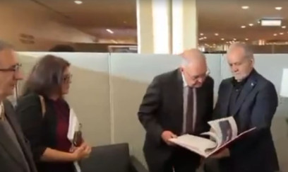 “Amerikanın İran xalqına yardımı” kitabını hədiyyə etdi