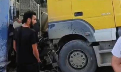 Siyəzəndə qumla dolu yük maşını aşdı - FOTO