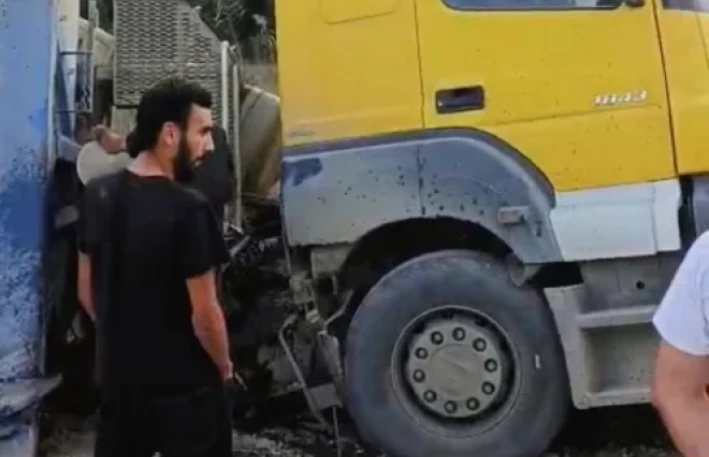 Siyəzəndə qumla dolu yük maşını aşdı - FOTO
