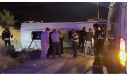 Türkiyədə mikroavtobusla minik avtomobil toqquşub, ölən və yaralananlar var