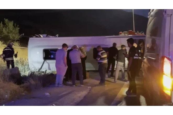 Türkiyədə mikroavtobusla minik avtomobil toqquşub, ölən və yaralananlar var