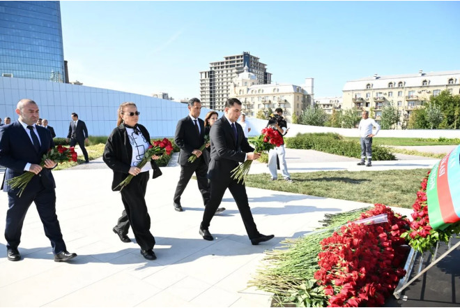 Mədəniyyət Nazirliyinin kollektivi şəhidlərin xatirəsini yad edib 