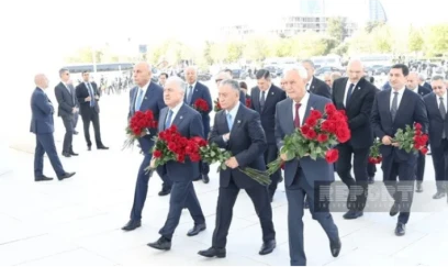 Dövlət və hökumət rəsmiləri Zəfər parkında 