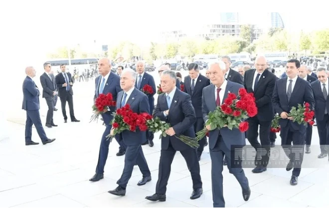 Dövlət və hökumət rəsmiləri Zəfər parkında 