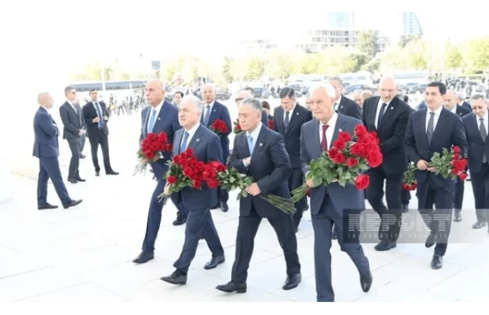 Dövlət və hökumət rəsmiləri Zəfər parkında 
