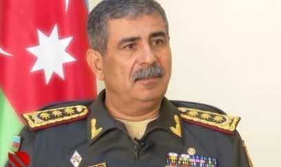 Müdafiə naziri Zəfər abidəsini ziyarət etdi 