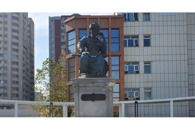 Xətainin heykəli üzərindəki yazı müzakirələrə səbəb oldu - BUNU KİM EDİB?