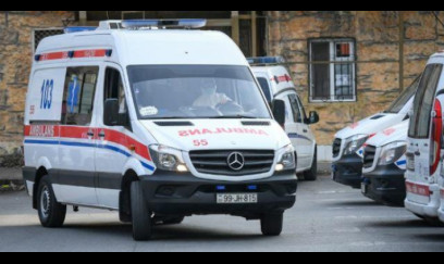 Qadın pilləkəndən yıxıldı, əlindəki bıçaq qarnına batdı 