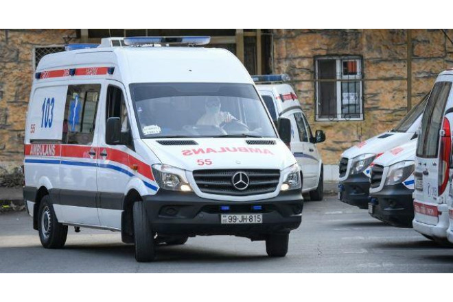 Qadın pilləkəndən yıxıldı, əlindəki bıçaq qarnına batdı 