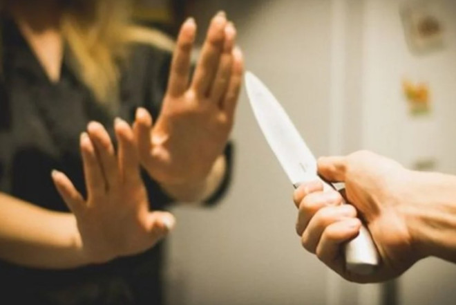 Kişi evinə getdiyi keçmiş arvadını çəkiclə döydü, sonra bıçaqladı 