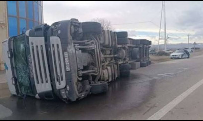Azərbaycana ətir daşıyan TIR aşdı, sürücü yaralandı