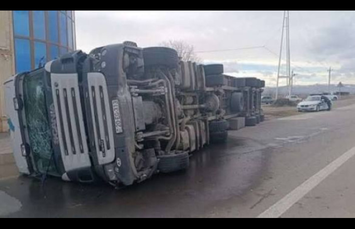 Azərbaycana ətir daşıyan TIR aşdı, sürücü yaralandı
