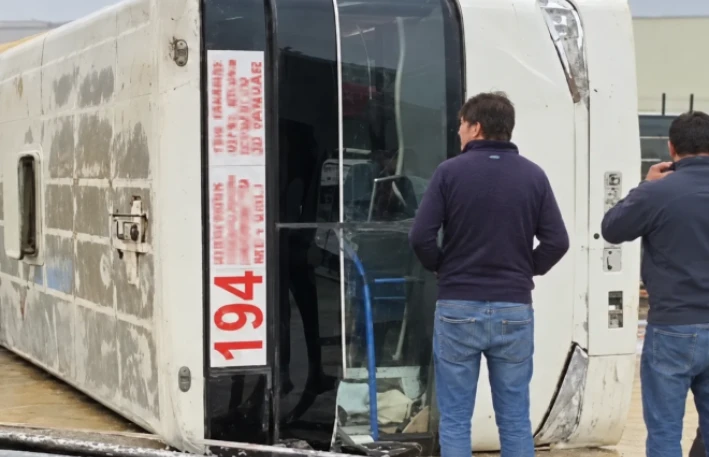 Sədərəkdə sərnişin avtobusu aşıb - Yaralılar var