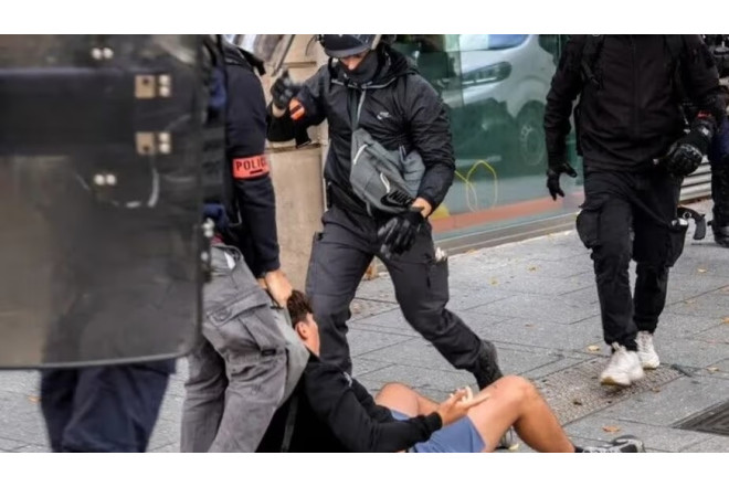 Gərginlik PİK HƏDDƏ: Polis şagirdi GÜLLƏLƏDİ
