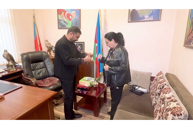Milli Qəhrəman İbad Hüseynov aktrisaya qızıl sep bağışladı 