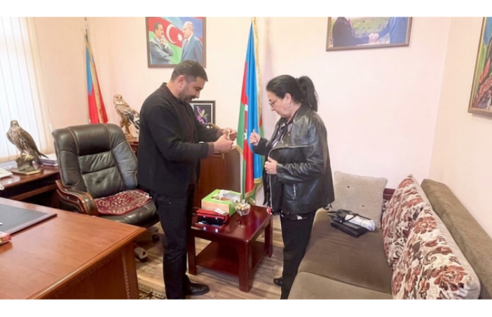 Milli Qəhrəman İbad Hüseynov aktrisaya qızıl sep bağışladı 