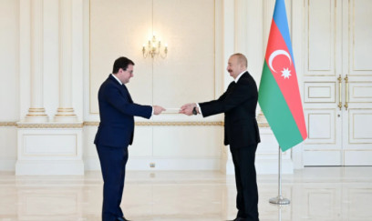 Yeni səfir İlham Əliyevə etimadnaməsini azərbaycanca təqdim etdi 