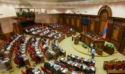 Ermənistan parlamentində deputatlar arasında dava düşdü VİDEO