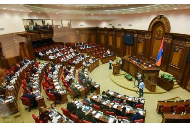 Ermənistan parlamentində deputatlar arasında dava düşdü VİDEO