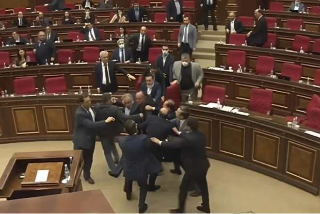 Ermənistanda 6 deputat köməkçisi cəzalandırıldı 