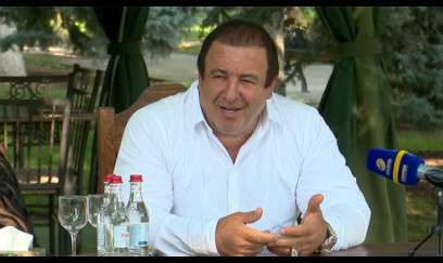 Məhkəmə erməni milyarderi həbsdə saxladı 
