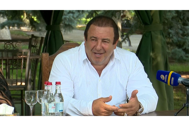 Məhkəmə erməni milyarderi həbsdə saxladı 
