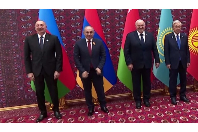 Lukaşenko Paşinyanı Əliyevə göstərib zarafat etdi: Bizdən qaça bilməz!