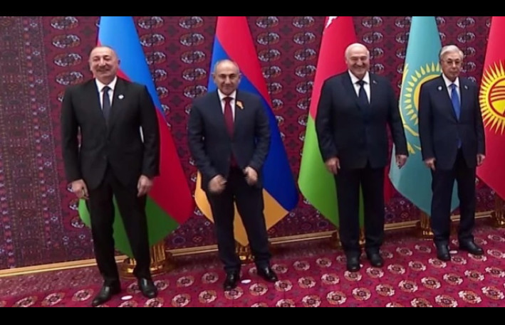 Lukaşenko Paşinyanı Əliyevə göstərib zarafat etdi: Bizdən qaça bilməz!