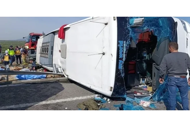 Sərnişin avtobusu ilə TIR toqquşdu: 11 nəfər öldü, 27 yaralı