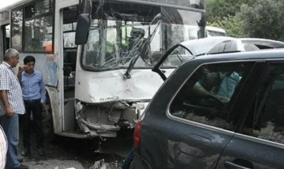 Sumqayıtda avtomobil avtobusla toqquşdu - Yaralılar var 