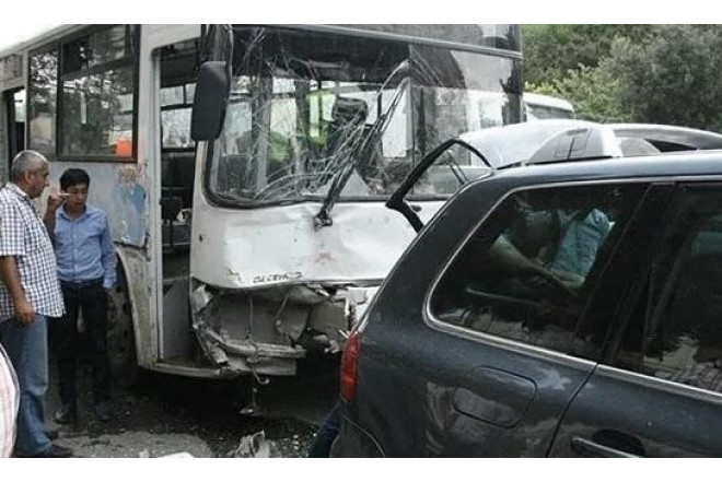 Sumqayıtda avtomobil avtobusla toqquşdu - Yaralılar var 