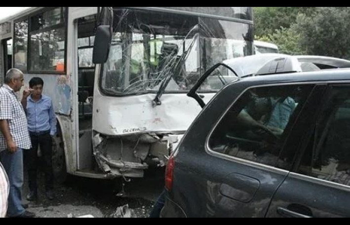 Sumqayıtda avtomobil avtobusla toqquşdu - Yaralılar var 